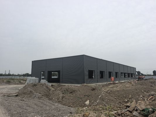 การประชุมเชิงปฏิบัติการโครงสร้างเหล็กช่วงใหญ่ราคาประหยัดโรงเก็บของและอาคารพาณิชย์กรอบโครงสร้างโลหะป้องกันสนิมสำเร็จรูปสำหรับการขายคลังสินค้า