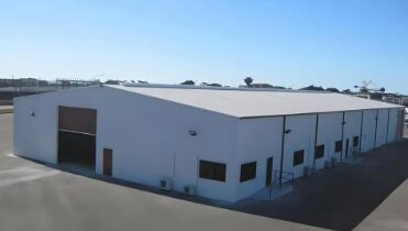 อาคารโครงสร้างเหล็กอุตสาหกรรม สําหรับการส่งออก โรงงานโกดังเหล็ก Prefab พร้อมขนาดที่กําหนดเอง