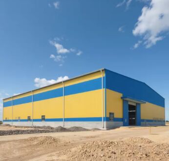 อาคารโครงสร้างเหล็กที่เน้นการส่งออก การประชุมเชิงปฏิบัติการและคลังสินค้าสำเร็จรูปพร้อมส่วนประกอบเหล็ก รูปแบบที่ปรับแต่งได้ ประหยัดพลังงาน ป้องกันการกัดกร่อน ป้องกันแผ่นดินไหว เหมาะสำหรับการจัดเก็บการผลิตงานหนัก