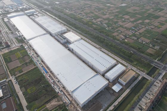 โครงสร้างโครงเหล็กเจาะล่วงหน้าแบบโมดูลาร์แบบประกอบในโรงงานอุตสาหกรรม โรงเก็บของโลจิสติกส์ในโรงงานมัลติฟังก์ชั่นพร้อมอุปกรณ์เสริมในอาคารที่เข้ากัน